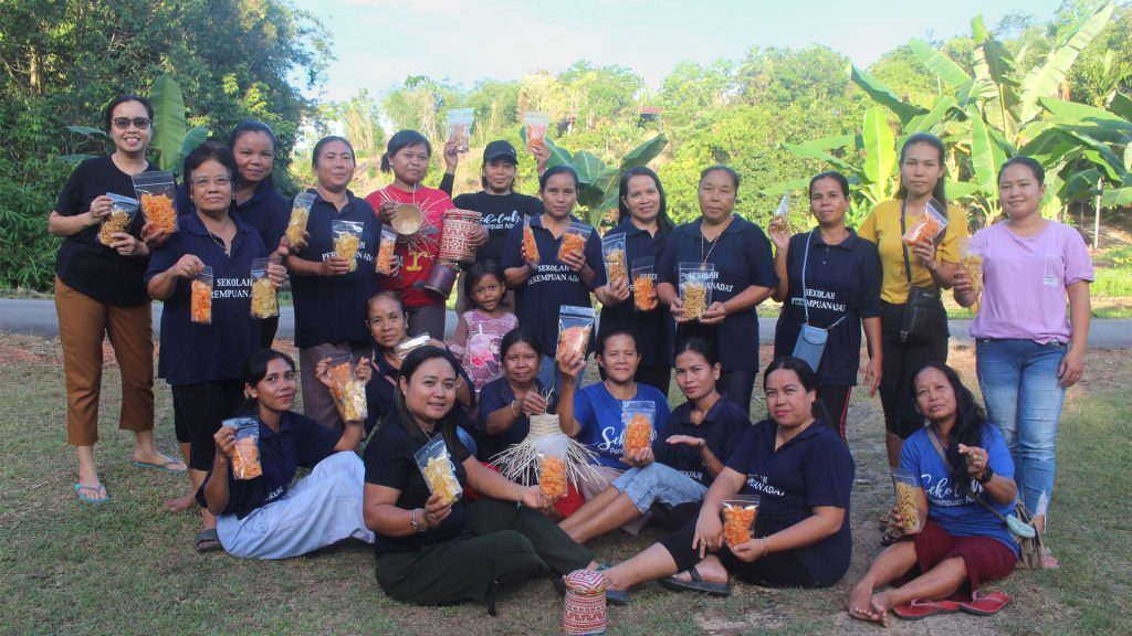 S2W1069 Organisasi Lokal Perempuan Adat DAYANG SENTA Pengelolaan Potensi Pangan 04 1024x576