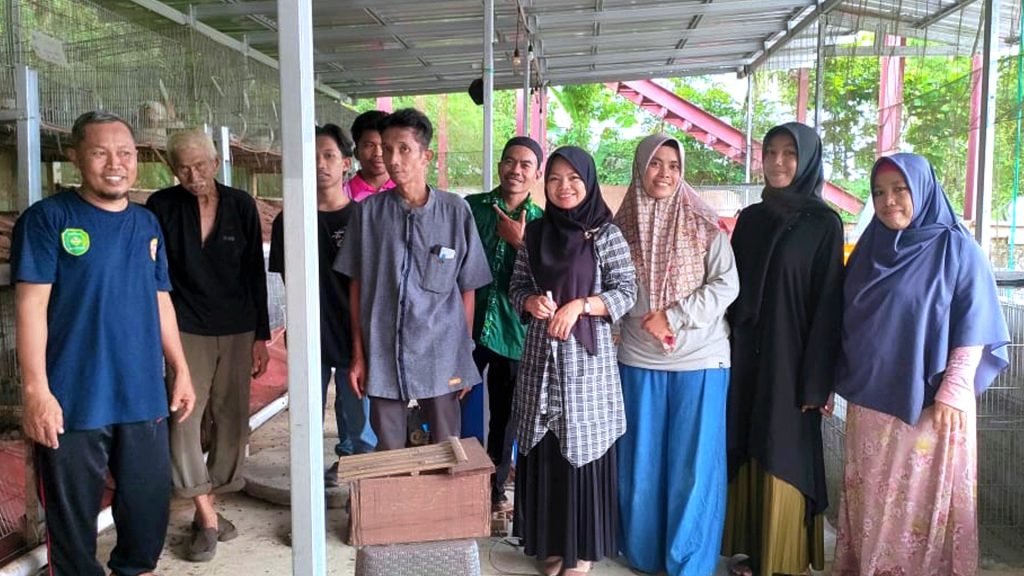 S2056W1 Kelompok Masyarakat Baity Al Hikmah Pengurus Di Depan Kandang Kelinci 1024x576