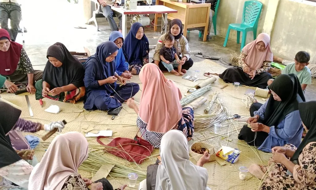 Indigenous Women of Kenegerian Batu Songgan and Kenegerian Aur Kuning Maintain Local Wisdom Weaving Pandan