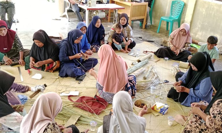 Perempuan Adat Kenegerian Batu Songgan dan Kenegerian Aur KuningMempertahankan Kearifan Lokal Menganyam Pandan